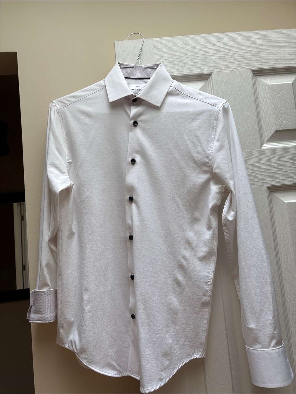 Con. Struct Slim Fit Shirt w/ Contrast Buttons and cuffs. EUC freshly dry clean